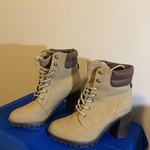 Ankle boots practically new